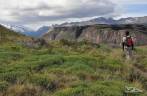Caminhando na trilha da Loma del Pliegue Tumbado, no Parque Nacional Los Glaciares, em El Chaltén, na patagônia argentina